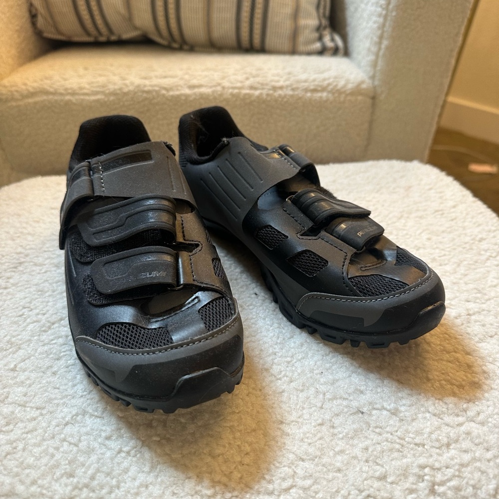 Indoor spin shoes